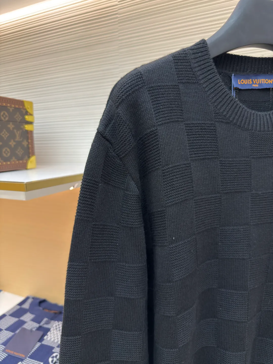 LOUIS VUITTON wool beaded pullover ●Authentic product: Purchased and developed for 10999 ●Item number: 1680459-B90 ●Fabric: wool fabric ●Technology: Knitted production ●Version: Loose fit ●Weight: about 780 grams ●Size: XS-S-M-L ●Description: The fabric is made of 100% exclusive wool fabric to ensure its rich texture and excellent performance. Made with imported computer cutting technology, the workmanship quality is immediately reflected. The overall wiring is straight and delicate, the fabric is comfortable and soft, and the color is consistent without color difference. It can be matched with the same style to create a fashionable look and control various occasions. Customized accessories, complete with three standards, same style for men and women!